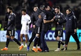 克罗斯观战湖人与东契奇合影：更喜欢看你穿蓝色球衣